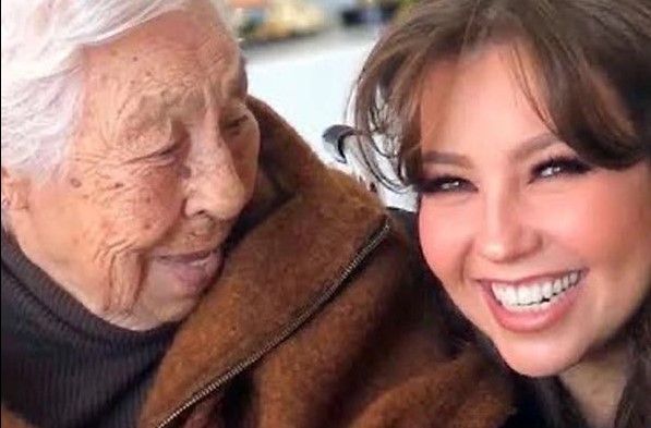 Thalía y su abuela Eva Mange.