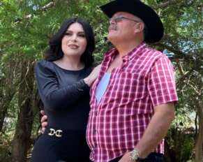 Irene del Rosario junto a su papá.