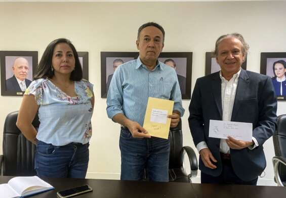 Juan Avilés, director del Isic, al dar a conocer a los ganadores del Premio Nacional de Literatura Gilberto Owen 2022.