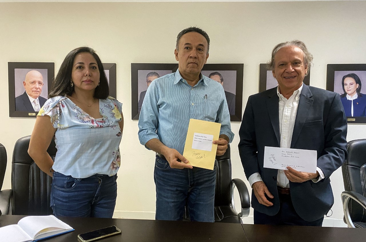 Juan Avilés, director del Isic, al dar a conocer a los ganadores del Premio Nacional de Literatura Gilberto Owen 2022.