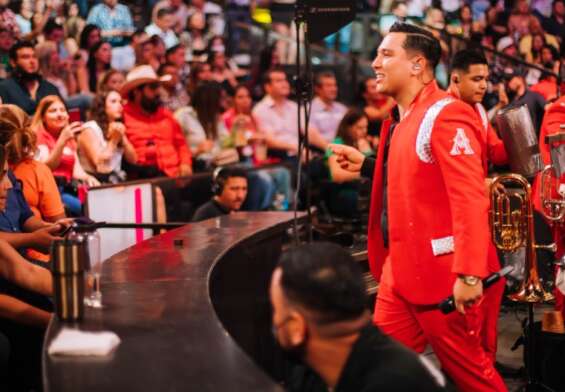 La Arrolladora Banda El Limón, durante su exitosa presentación en el Domo Care.