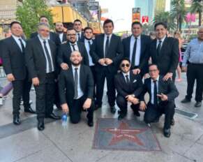 Grupo Laberinto celebra tener su estrella en Las Vegas.