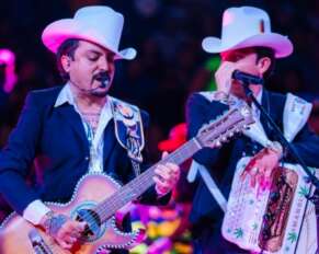 Los Dos Carnales, en su presentación en el Domo Care.