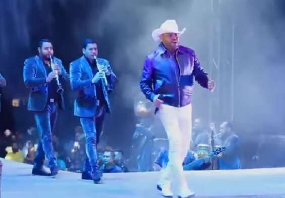 Pancho Barraza, durante su concierto en Los Mochis.