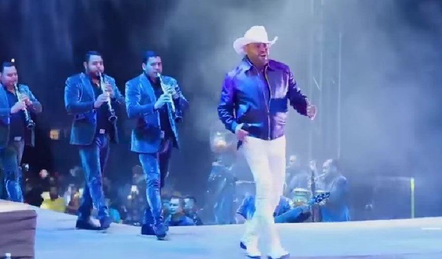 Pancho Barraza, durante su concierto en Los Mochis.