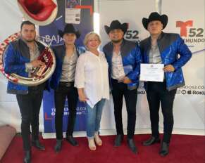 Los Perdidos de Sinaloa al lado de la concejala María Dávila, despues de recibir su reconocimiento.