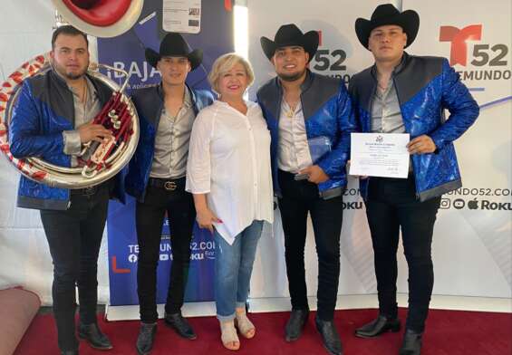 Los Perdidos de Sinaloa al lado de la concejala María Dávila, despues de recibir su reconocimiento.