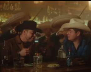 Alfredo Olivas y Lenin Ramírez, en una escena del video de 'Otro perdedor'..