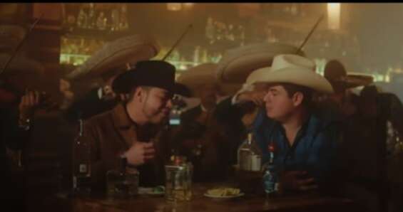 Alfredo Olivas y Lenin Ramírez, en una escena del video de 'Otro perdedor'..