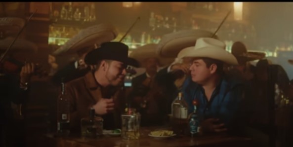 Alfredo Olivas y Lenin Ramírez, en una escena del video de 'Otro perdedor'..