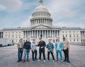 Grupo Firme posa en el Capitolio.