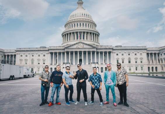 Grupo Firme posa en el Capitolio.