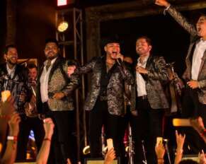 La Adictiva y Lenin Ramírez, en Premios Juventud, realizados en Puerto Rico.