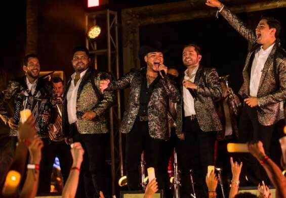 La Adictiva y Lenin Ramírez, en Premios Juventud, realizados en Puerto Rico.
