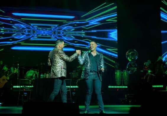 Luis Ángel "El Flaco" y Luis Alfonso Partida "El Yaki", durante su concierto en Chicago.