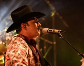 Mario Quintero, líder de Los Tucanes de Tijuana, durante su presentación en Guasave.