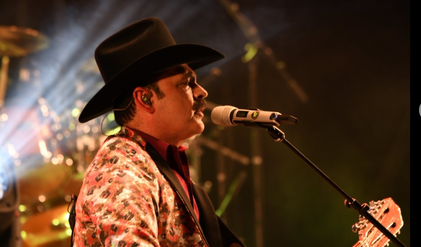 Mario Quintero, líder de Los Tucanes de Tijuana, durante su presentación en Guasave.