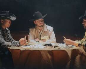 Escena del video de 'Hay que hacer dinero'.
