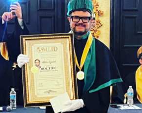 Aleks Syntek tras ser investido por la OMLID.
