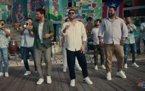 La Banda MS disfruta el éxito del tema 'Jalo'.