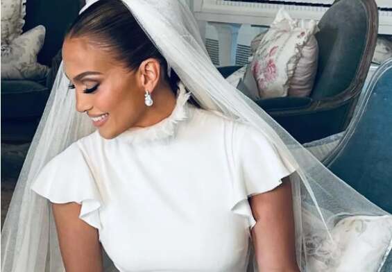 Jennifer López usa vetidos de novia exclusivos del diseñador Ralph Lauren.(Foto: Cortesía de OntheJLo.com)