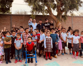 Los Dos Carnales se toman la foto del recuerdo con los alumnos del kínder.