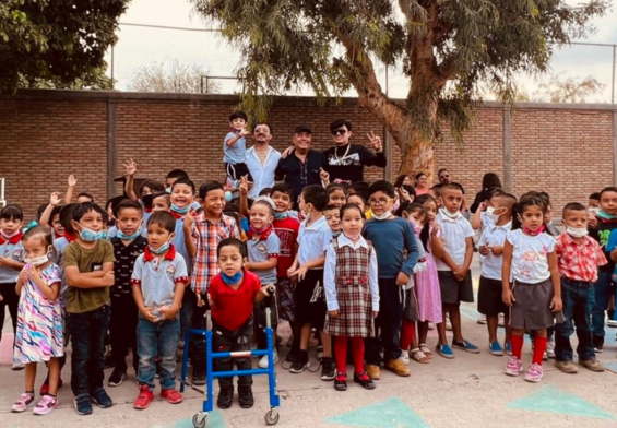Los Dos Carnales se toman la foto del recuerdo con los alumnos del kínder.
