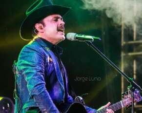 Mario Quintero, líder de Los Tucanes de Tijuana, en Paracho, Michoacán.