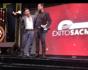 Omar Tarazón y Edén Muñoz, durante la entrega de la presea que les otorgó la SACM.