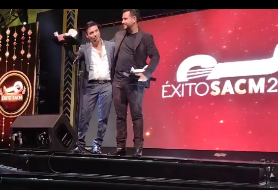 Omar Tarazón y Edén Muñoz, durante la entrega de la presea que les otorgó la SACM.