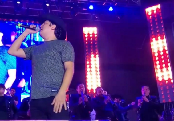 Remmy Valenzuela emociona al público en feria de Tijuana.