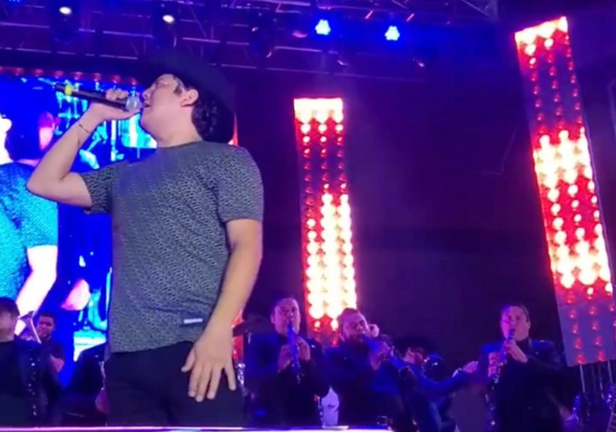 Remmy Valenzuela emociona al público en feria de Tijuana.