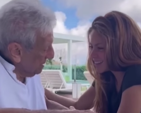 Shakira le canta a su papá.
